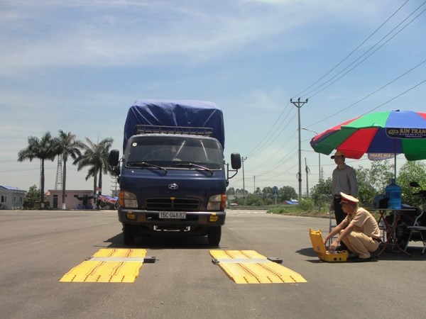 Lực lượng chức năng tiến hành cân tải trọng phương tiện trên các tuyến đường.